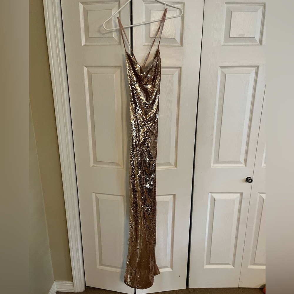 Tall/long sequined gold prom/formal dress. Open back, high slit sz Medium